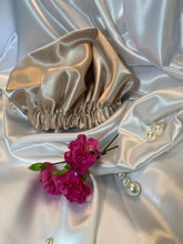 Load image into Gallery viewer, Creme Luxurious Bonnet
