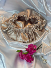 Load image into Gallery viewer, Creme Luxurious Bonnet
